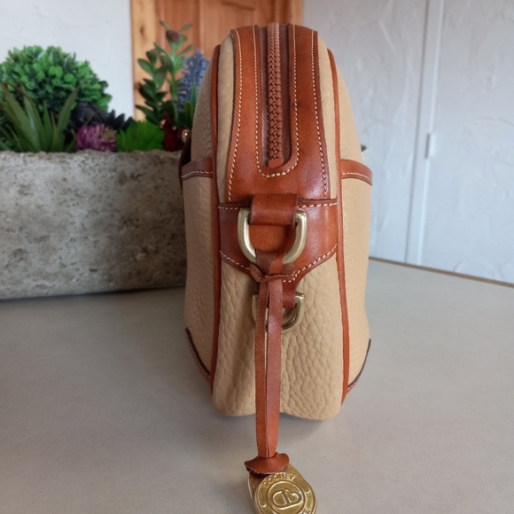 Dooney & Bourke Vintage Camera bag, rounded style, in Wheat - Picture 6 of 11